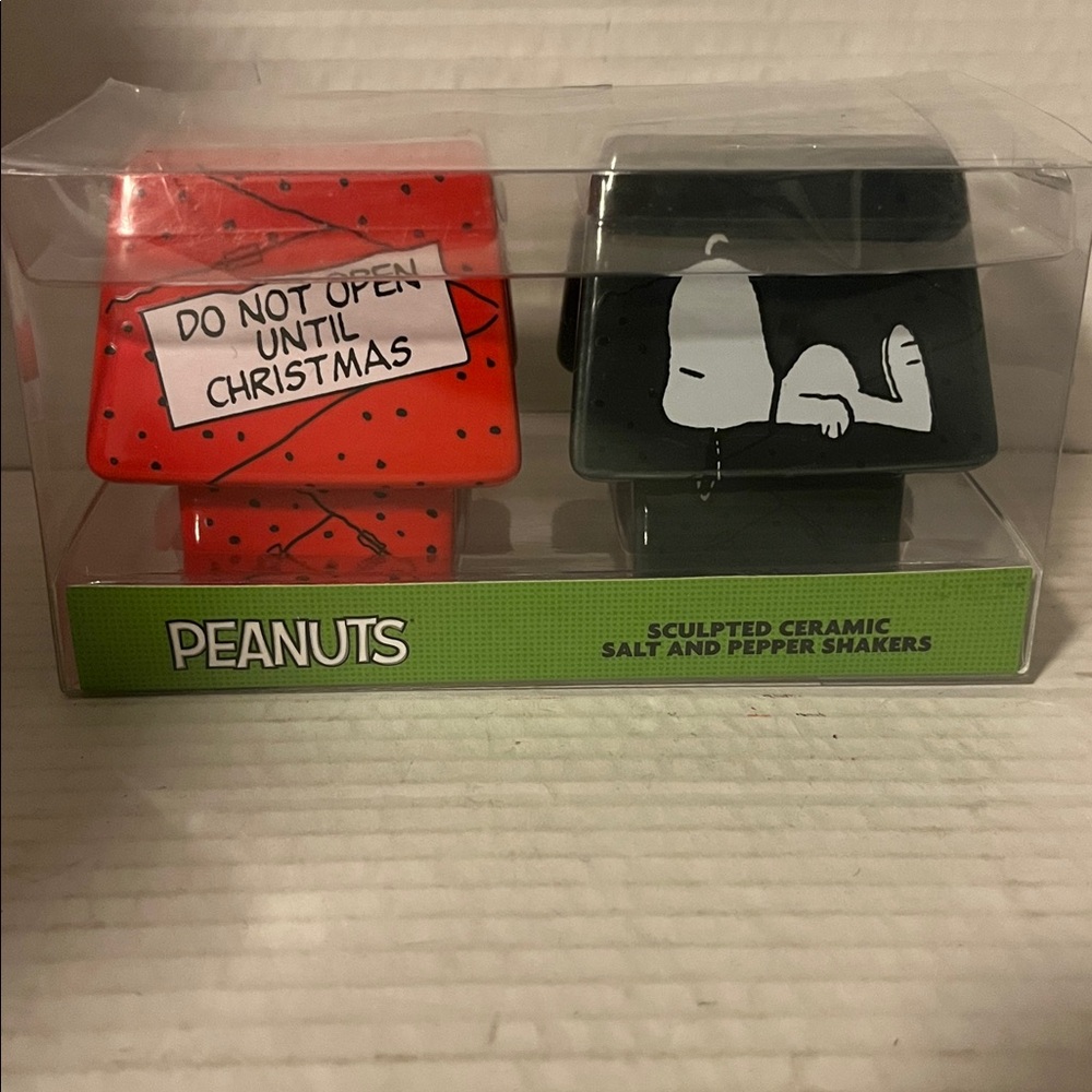 PEANUTS SNOOPY Sculpted ceramic Holiday chritmas SALT & PEPPER SHAKERS Red Black